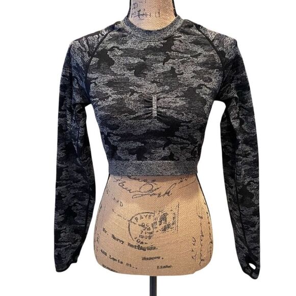 Gymshark Tops - Gymshark Women's Camo Seamless Long Sleeve Crop Top Black Size L